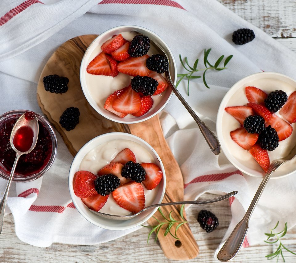 Обои клубника, джем, ягоды, ежевика, anna verdina, йогурт, strawberry, jam, berries, blackberry, yogurt разрешение 2000x1358 Загрузить