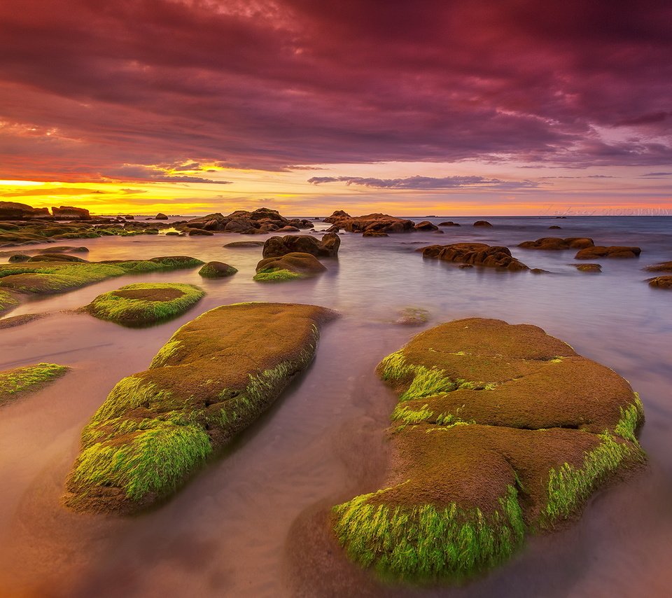 Обои скалы, камни, берег, закат, море, водоросли, rocks, stones, shore, sunset, sea, algae разрешение 2047x1246 Загрузить