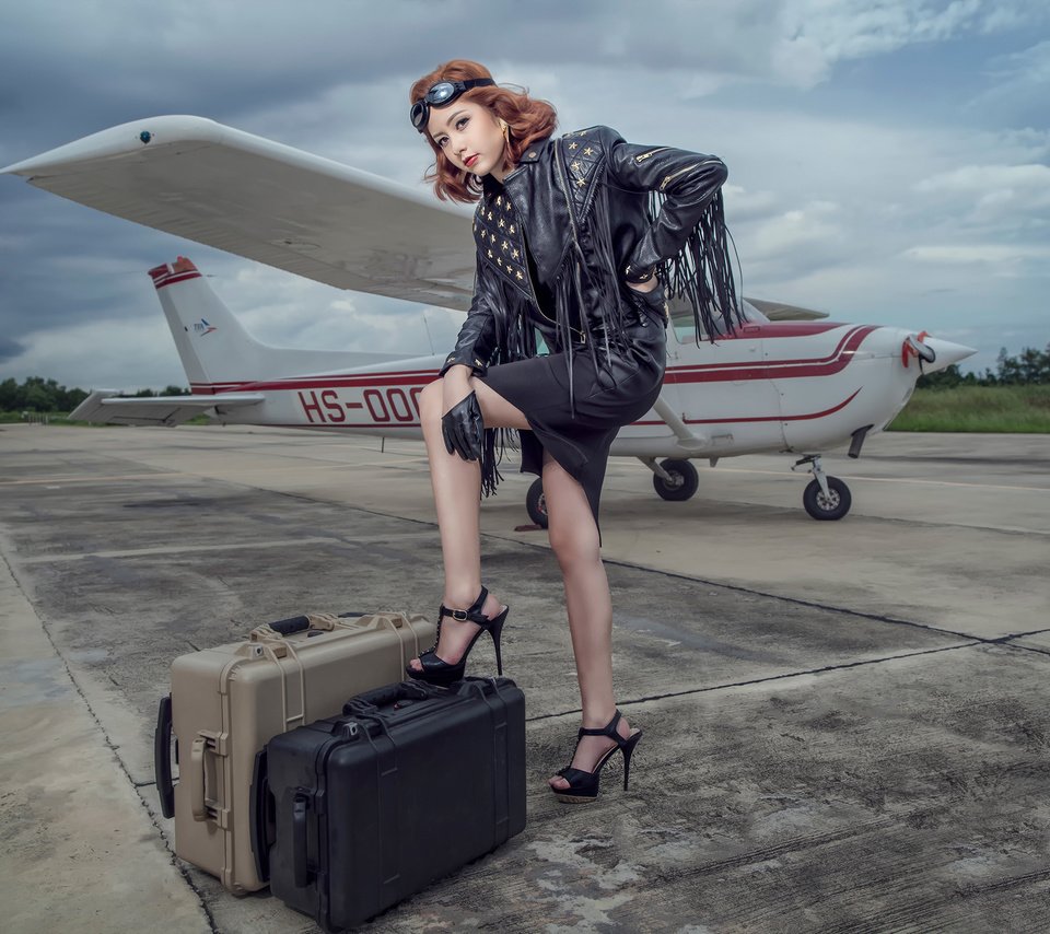 Обои девушка, самолет, ножки, чемоданы, girl, the plane, legs, suitcases разрешение 2048x1536 Загрузить