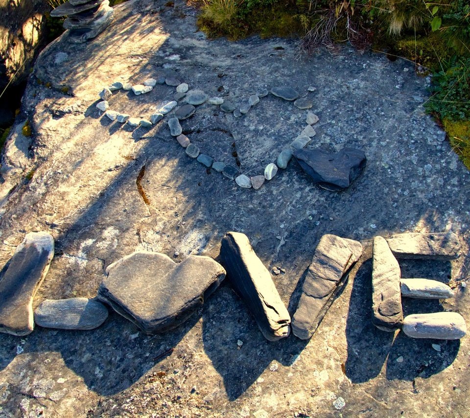 Обои камни, слова, сердце, любовь, сердечки, слово, влюбленная, stones, words, heart, love, hearts, the word разрешение 3840x2160 Загрузить