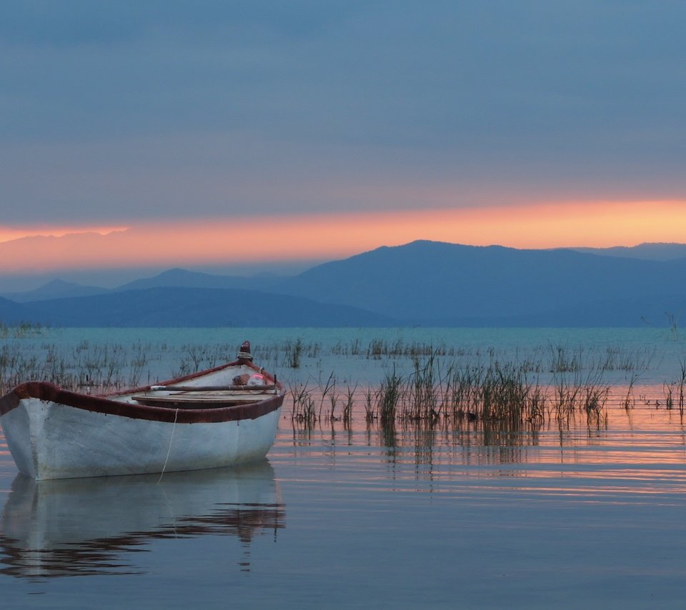 Обои озеро, горы, лодка, турция, озеро бейшехир, таврские горы, lake, mountains, boat, turkey, lake beyşehir, the taurus mountains разрешение 4510x2536 Загрузить