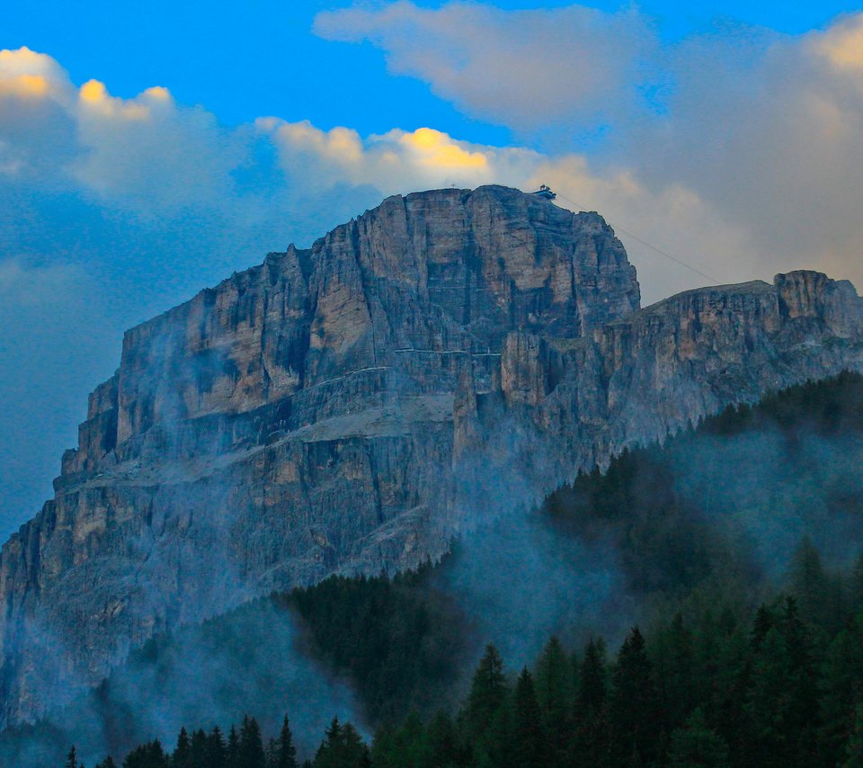 Обои небо, облака, деревья, скала, туман, гора, the sky, clouds, trees, rock, fog, mountain разрешение 2048x1365 Загрузить