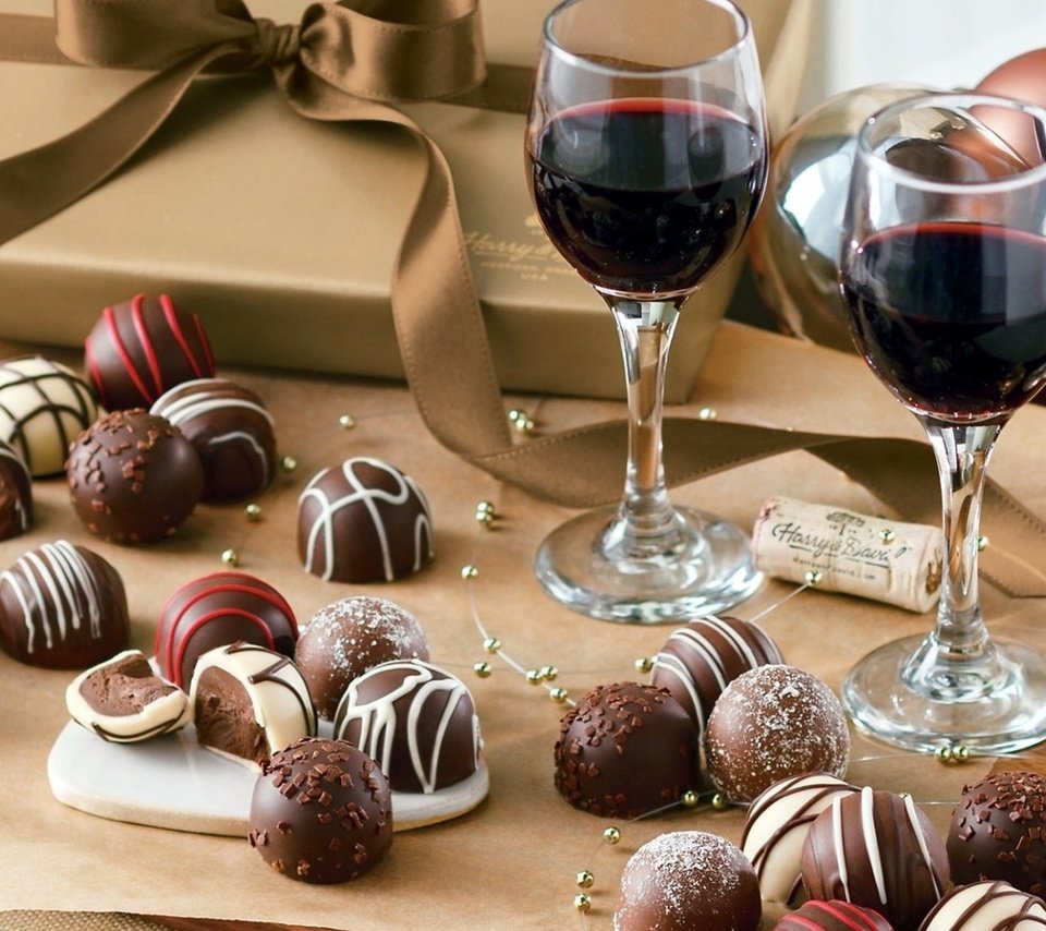 Обои новый год, конфеты, вино, бокалы, праздник, шоколад, коробка, шоколадные конфеты, new year, candy, wine, glasses, holiday, chocolate, box, chocolates разрешение 1920x1080 Загрузить