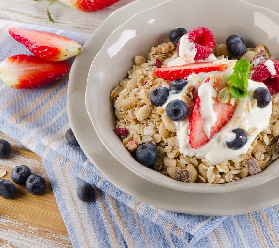 Обои клубника, черника, завтрак, мюсли, здоровые, завтрак каши, strawberry, blueberries, breakfast, muesli, healthy, breakfast cereal разрешение 4500x2981 Загрузить