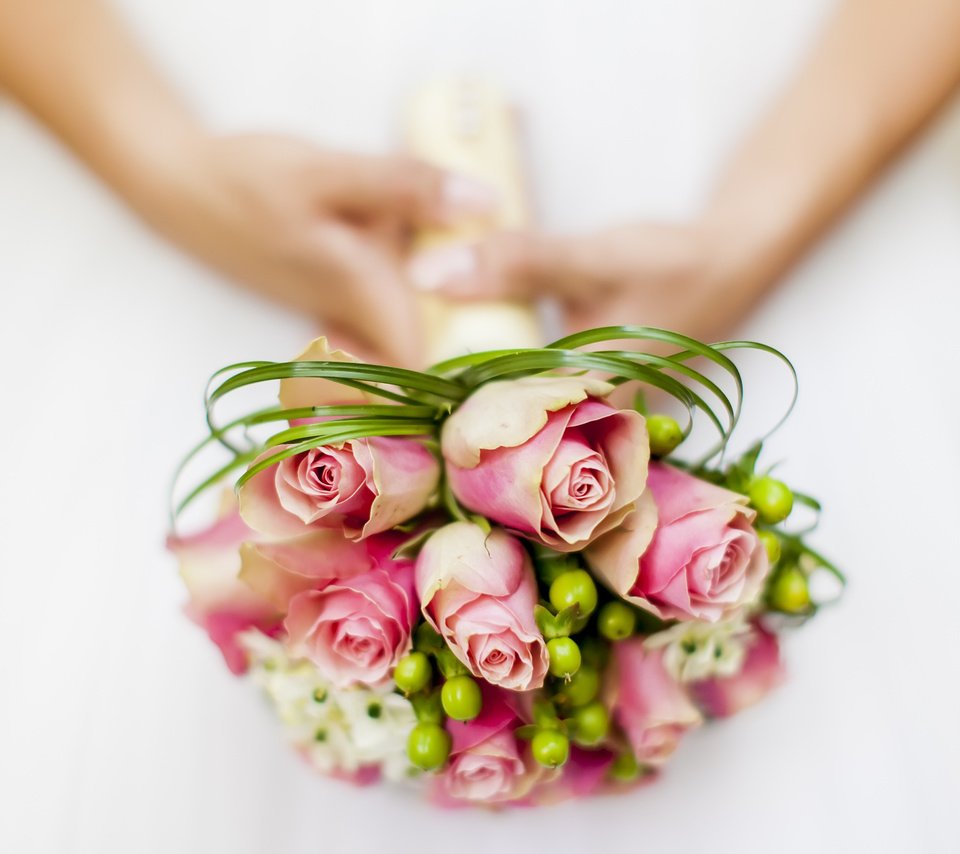 Обои цветы, платье, розы, букет, руки, невеста, flowers, dress, roses, bouquet, hands, the bride разрешение 5000x3333 Загрузить