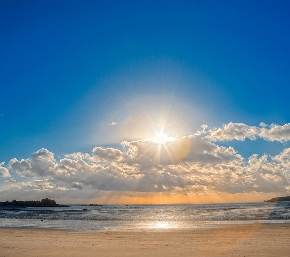 Обои небо, облака, солнце, песок, пляж, блики, the sky, clouds, the sun, sand, beach, glare разрешение 1920x1200 Загрузить