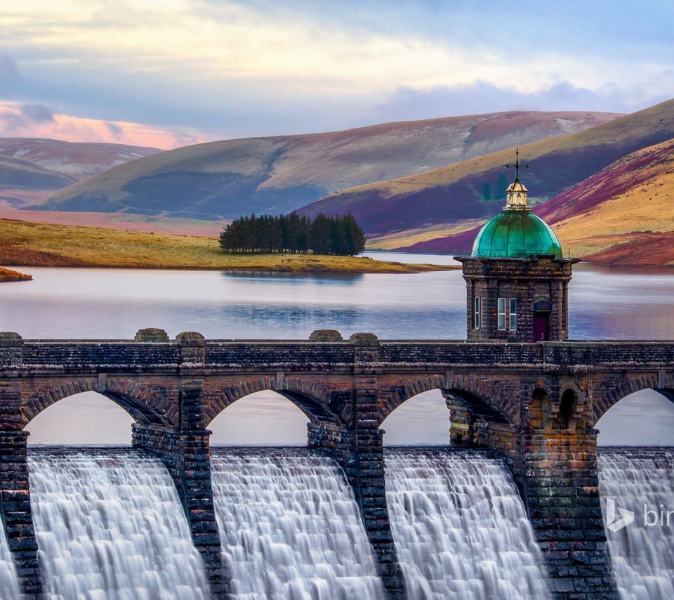 Обои небо, деревья, река, мост, башня, дамба, уэльс, elan valley, плотина крейг гох, dam of craig goch, the sky, trees, river, bridge, tower, dam, wales разрешение 1920x1200 Загрузить