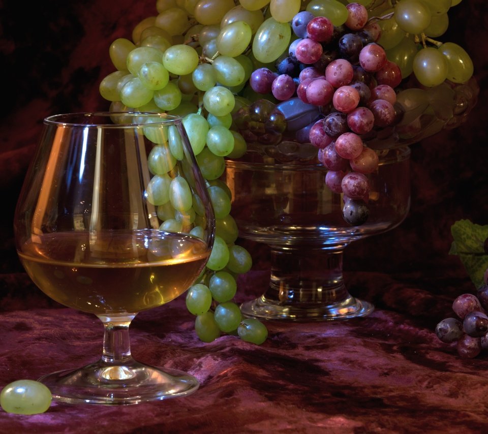 Обои виноград, бокал, ягоды, коньяк, grapes, glass, berries, cognac разрешение 2534x1619 Загрузить