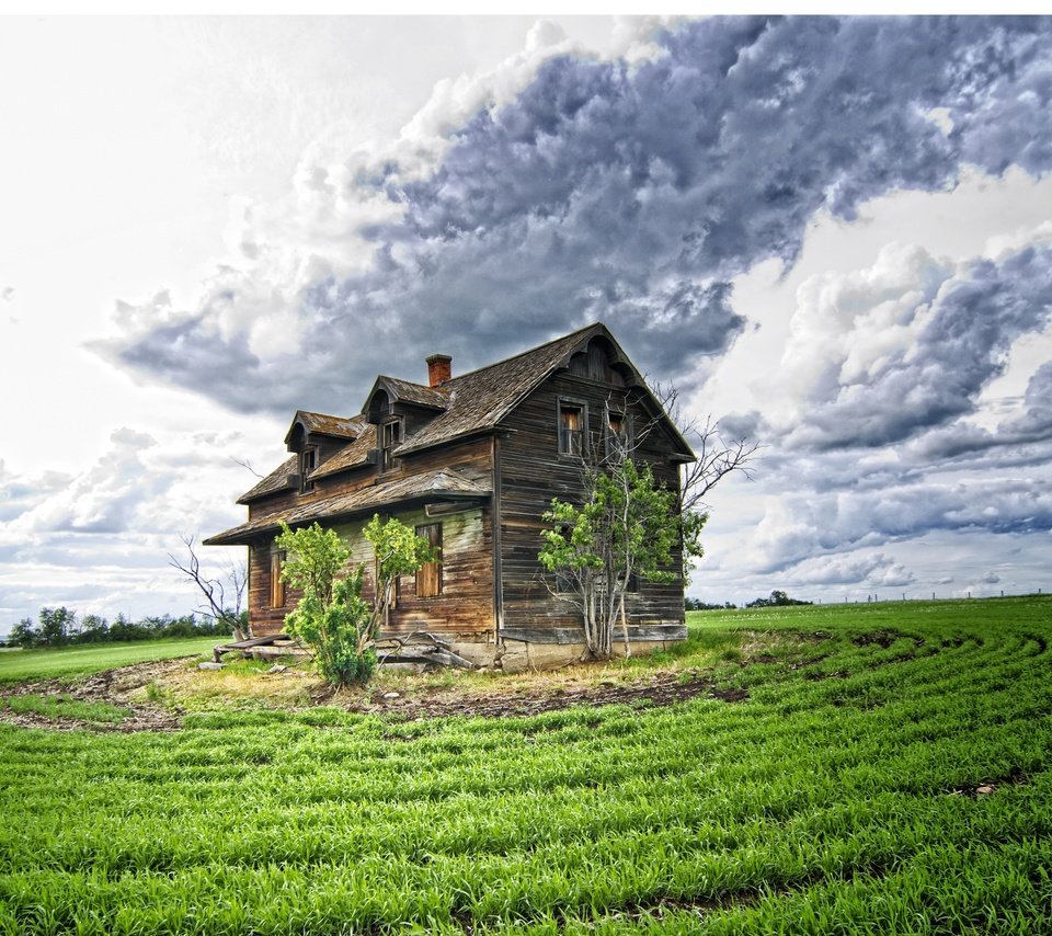 Обои небо, облака, пейзаж, поле, старый заброшенный дом, the sky, clouds, landscape, field, old abandoned house разрешение 2880x2120 Загрузить