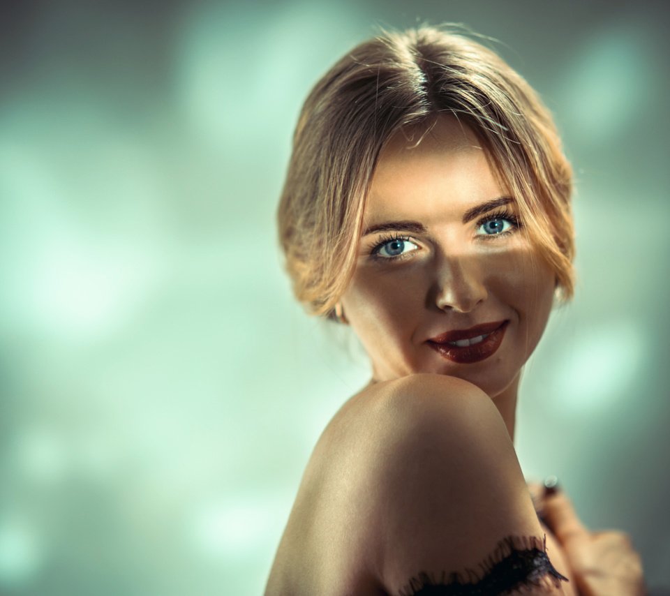 Обои девушка, настроение, блондинка, улыбка, макияж, girl, mood, blonde, smile, makeup разрешение 2048x1365 Загрузить