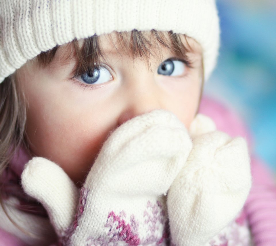 Обои взгляд, девочка, голубые глаза, шапочка, варежки, look, girl, blue eyes, cap, mittens разрешение 4752x3168 Загрузить