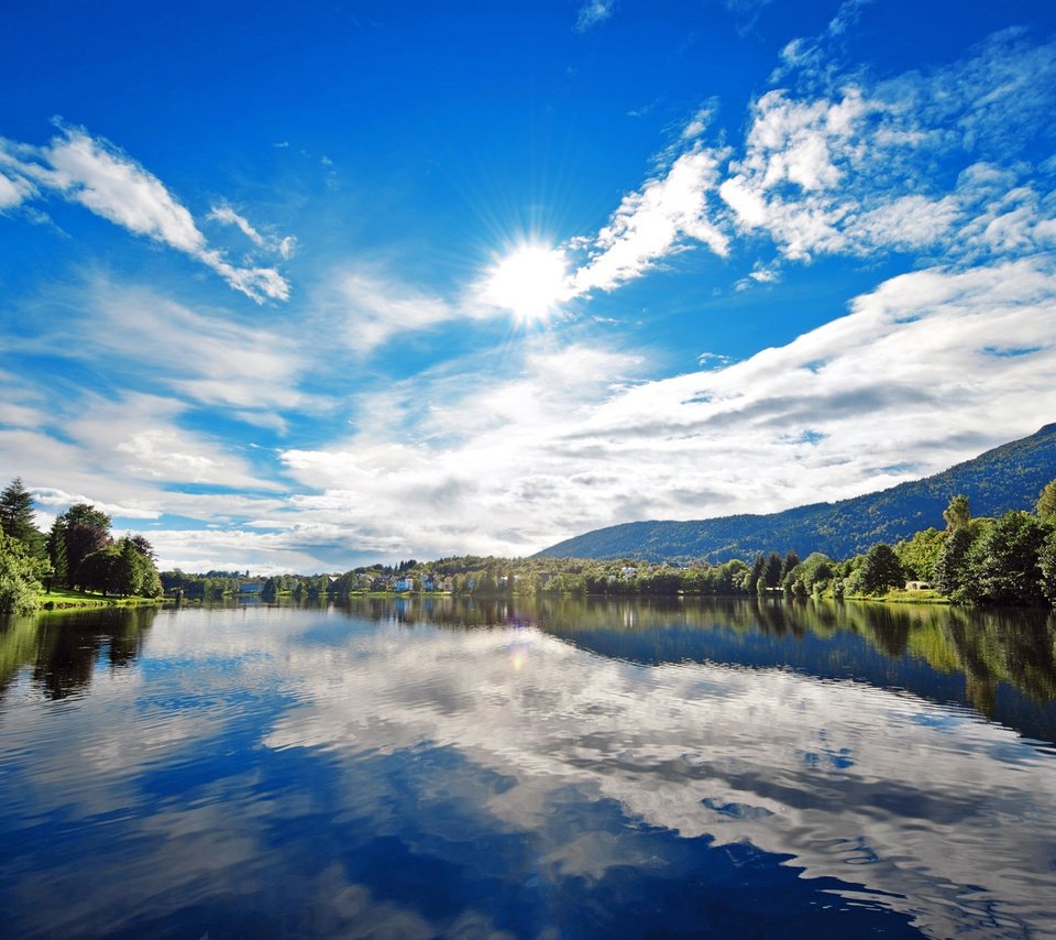 Обои небо, облака, деревья, озеро, горы, солнце, природа, отражение, the sky, clouds, trees, lake, mountains, the sun, nature, reflection разрешение 2560x1600 Загрузить