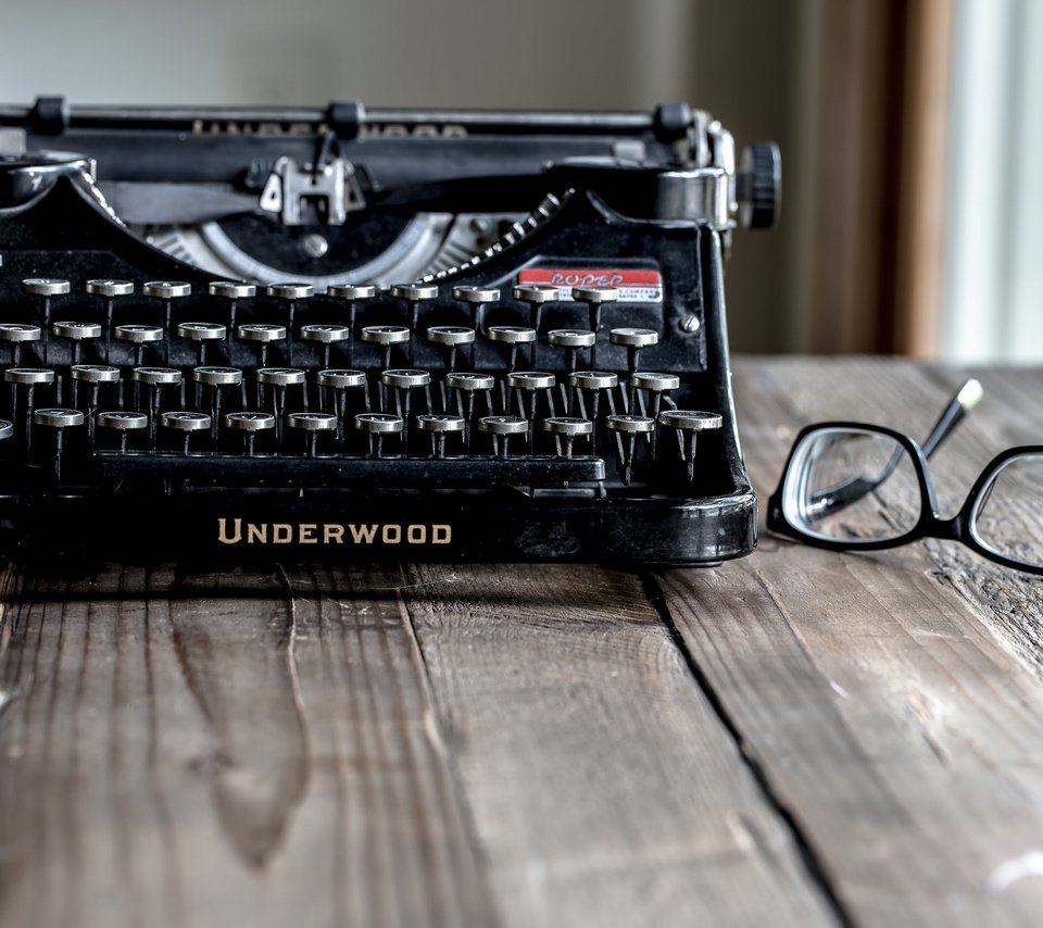 Обои очки, бокалы, печатная машинка, underwood, пишущая машинка, glasses, typewriter разрешение 2048x1365 Загрузить
