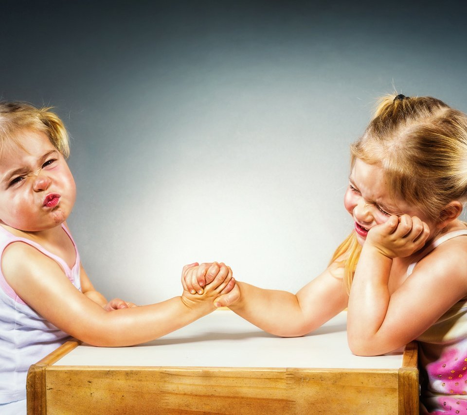 Обои девочки, сёстры, армрестлинг, girls, sisters, arm wrestling разрешение 2048x1230 Загрузить