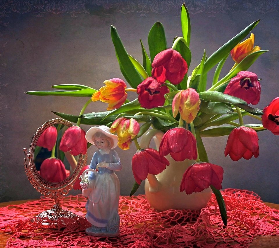 Обои отражение, статуэтка, зеркало, девочка, букет, тюльпаны, reflection, figurine, mirror, girl, bouquet, tulips разрешение 1920x1301 Загрузить