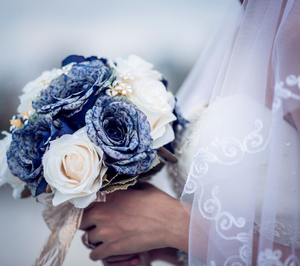 Обои цветы, букет, руки, невеста, свадебный, flowers, bouquet, hands, the bride, wedding разрешение 6016x3817 Загрузить