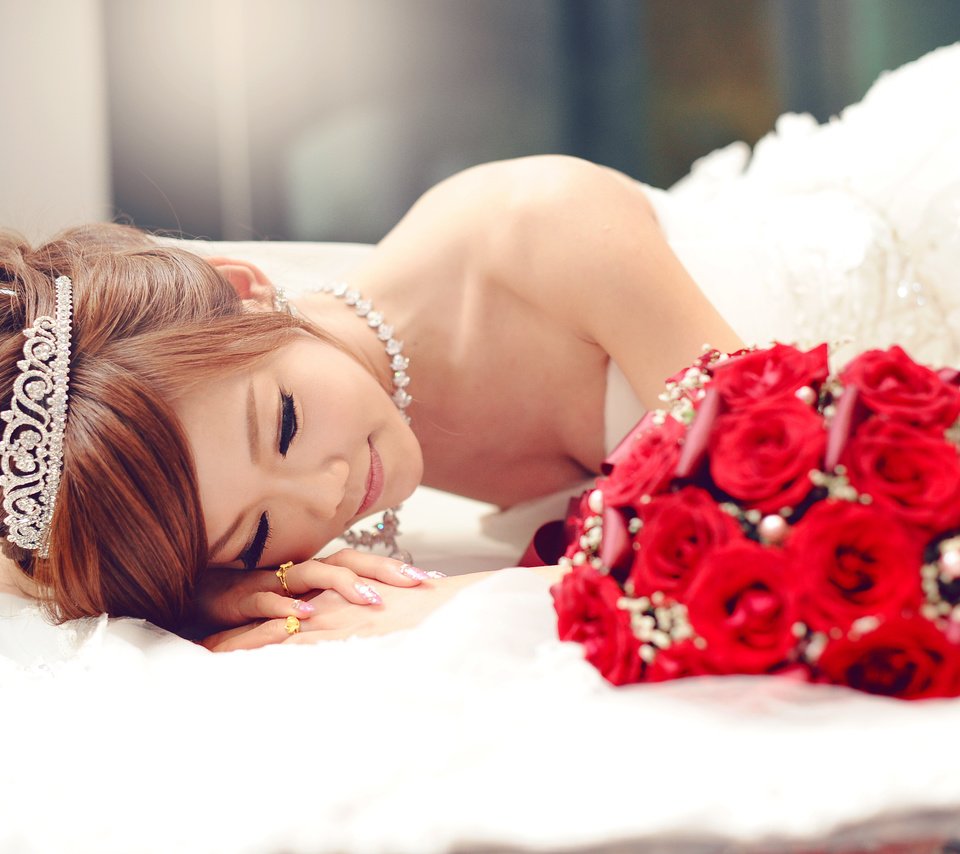 Обои цветы, девушка, букет, азиатка, невеста, лежа, свадебный, тиара, flowers, girl, bouquet, asian, the bride, lying, wedding, tiara разрешение 4256x2832 Загрузить