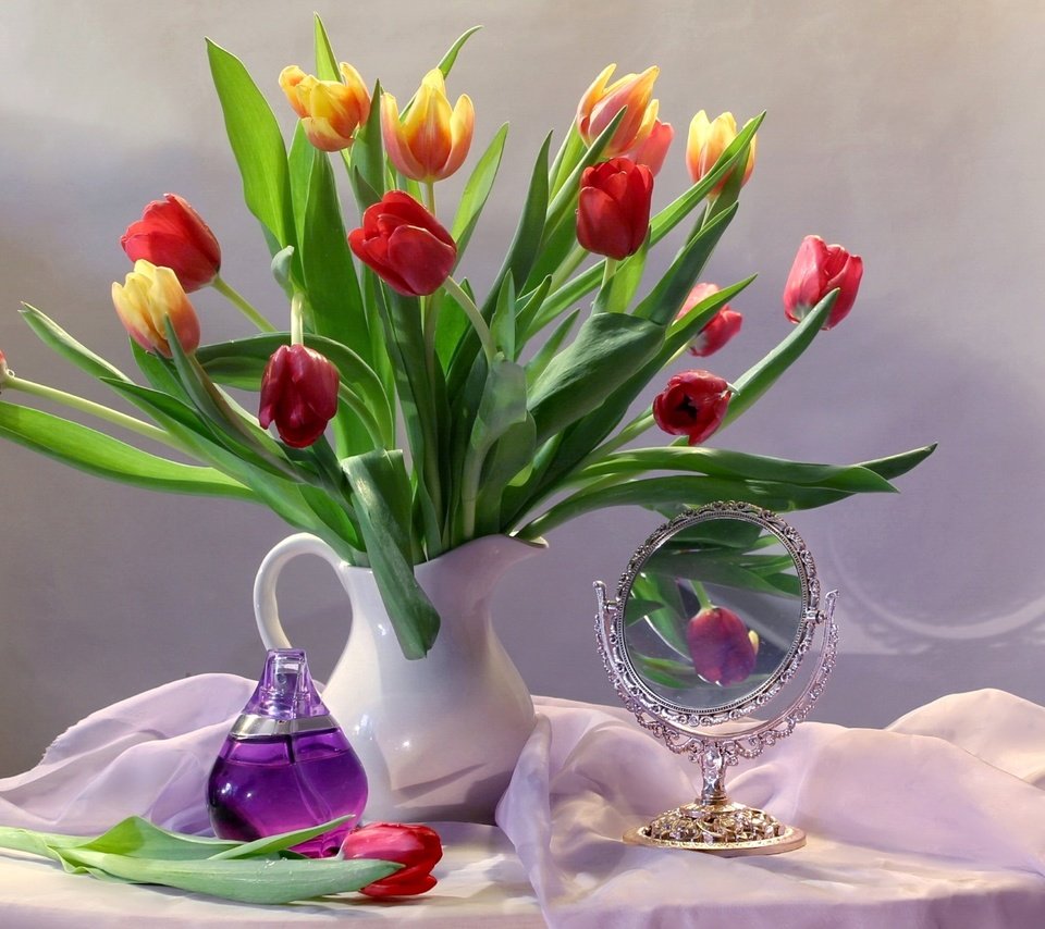 Обои зеркало, букет, тюльпаны, духи, mirror, bouquet, tulips, perfume разрешение 1920x1350 Загрузить