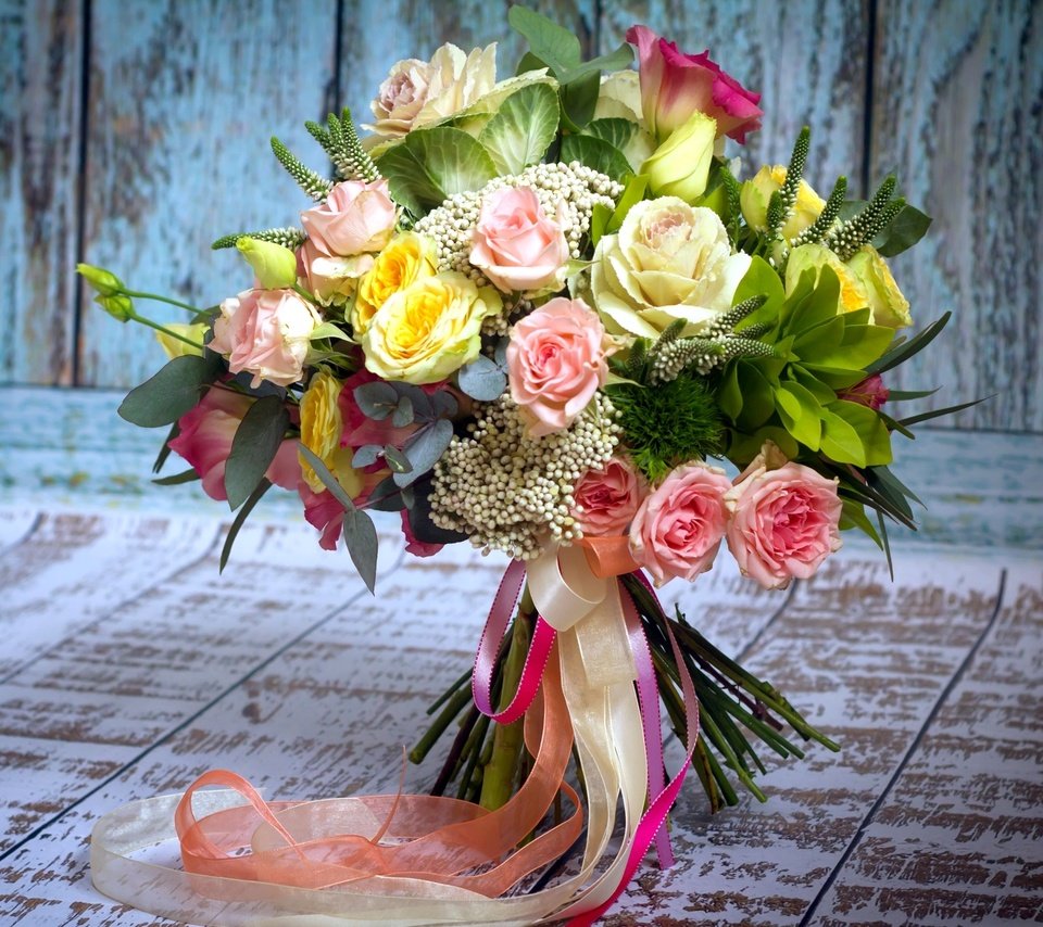 Обои розы, букет, ленты, эустома, декоративная капуста, roses, bouquet, tape, eustoma, ornamental kale разрешение 2000x1333 Загрузить