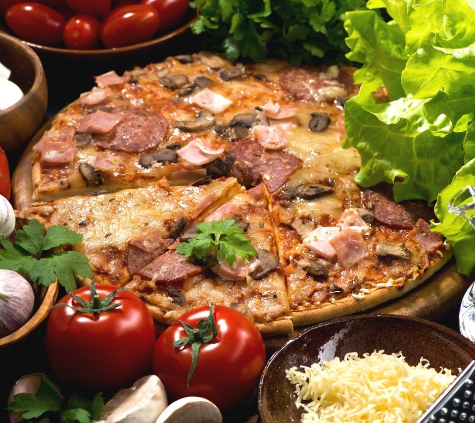 Обои грибы, сыр, масло, помидоры, пицца, салат, чеснок, ветчина, mushrooms, cheese, oil, tomatoes, pizza, salad, garlic, ham разрешение 2048x1367 Загрузить
