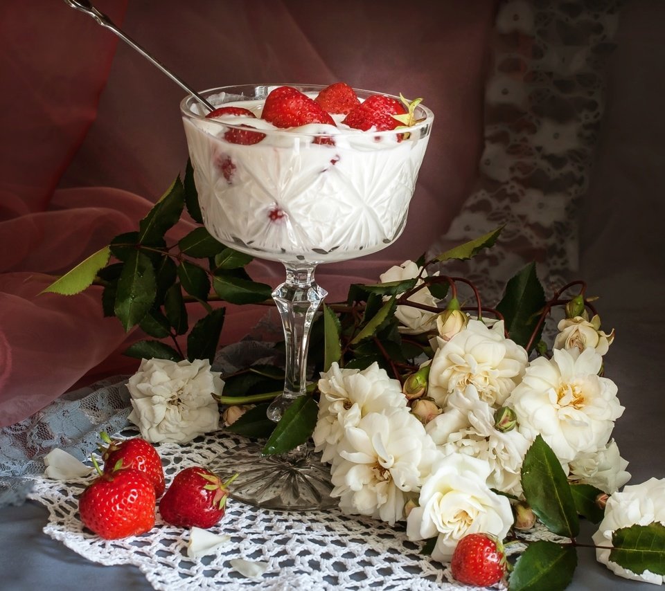Обои розы, клубника, десерт, йогурт, roses, strawberry, dessert, yogurt разрешение 1920x1299 Загрузить