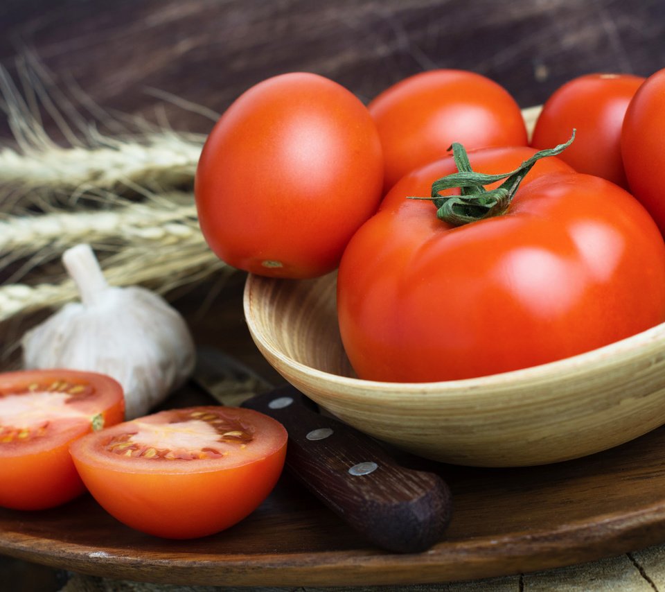 Обои колоски, овощи, помидоры, томаты, чеснок, spikelets, vegetables, tomatoes, garlic разрешение 2048x1365 Загрузить