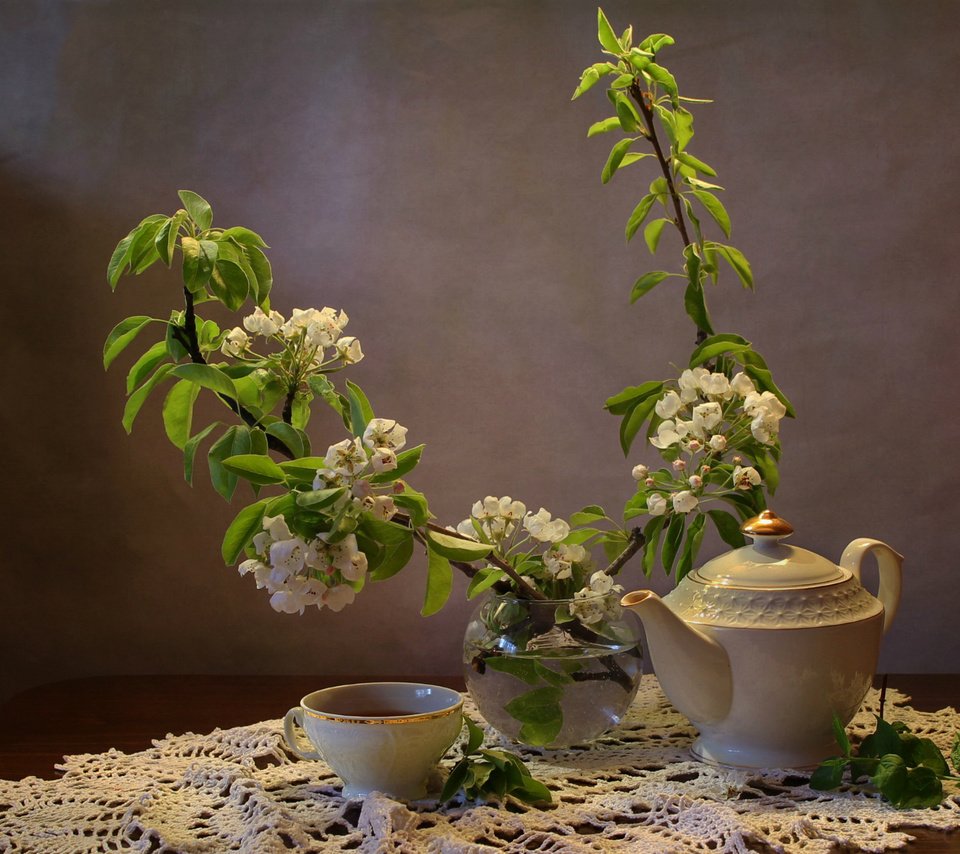 Обои цветение, ветки, чашка, чай, чайник, натюрморт, груша, flowering, branches, cup, tea, kettle, still life, pear разрешение 1920x1353 Загрузить