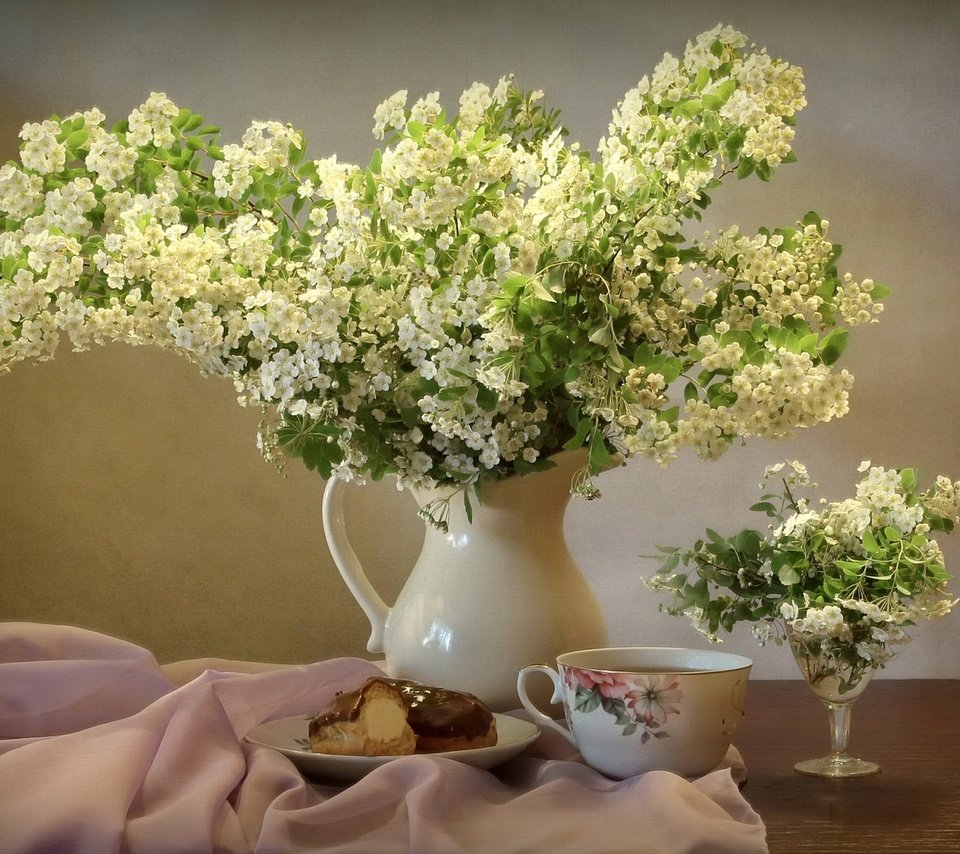 Обои букет, кувшин, пирожное, спирея, bouquet, pitcher, cake, spiraea разрешение 1920x1349 Загрузить