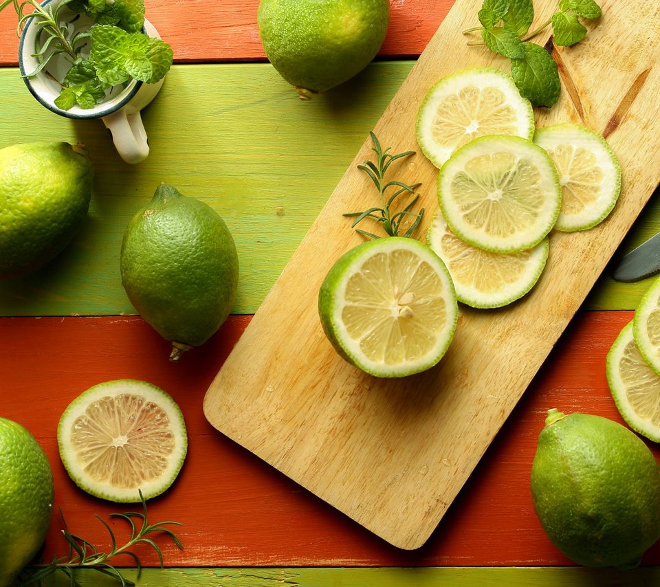 Обои мята, зелёный, фрукт, лайм, цитрус, дольки, розмарин, mint, green, fruit, lime, citrus, slices, rosemary разрешение 2048x1365 Загрузить