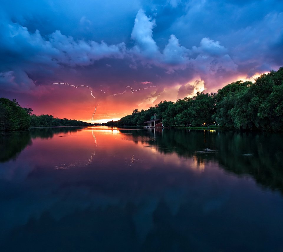 Обои свет, облака, река, солнце, отражение, молния, рассвет, гроза, light, clouds, river, the sun, reflection, lightning, dawn, the storm разрешение 3840x2400 Загрузить