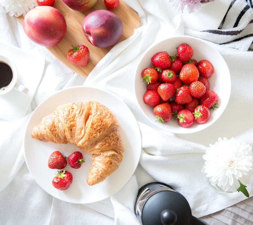 Обои клубника, кофе, круассан, нектарин, strawberry, coffee, croissant, nectarine разрешение 2700x1800 Загрузить