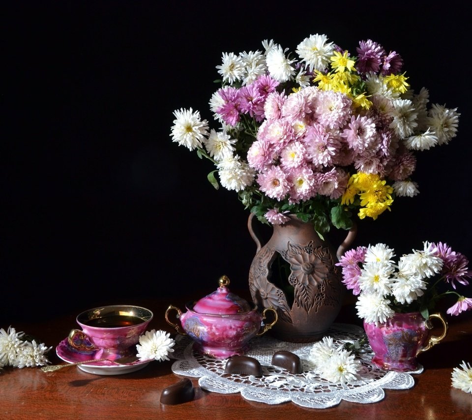 Обои конфеты, чай, хризантемы, натюрморт, candy, tea, chrysanthemum, still life разрешение 2400x1600 Загрузить