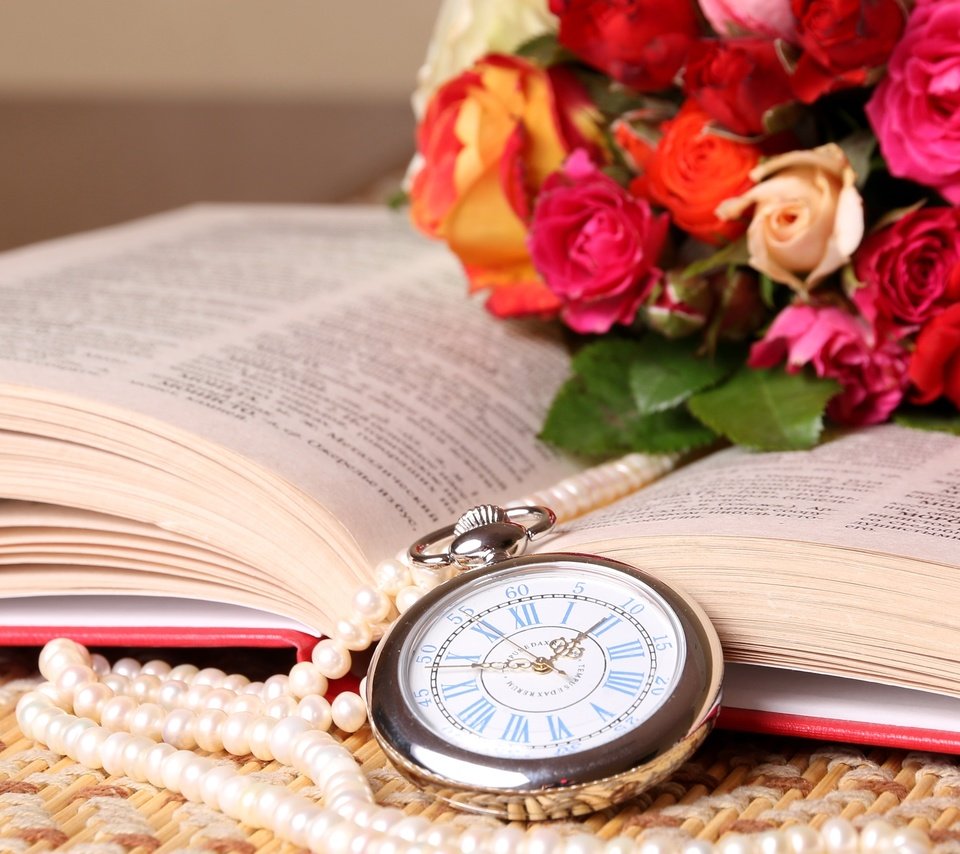 Обои розы, часы, букет, книга, ожерелье, roses, watch, bouquet, book, necklace разрешение 3600x2280 Загрузить