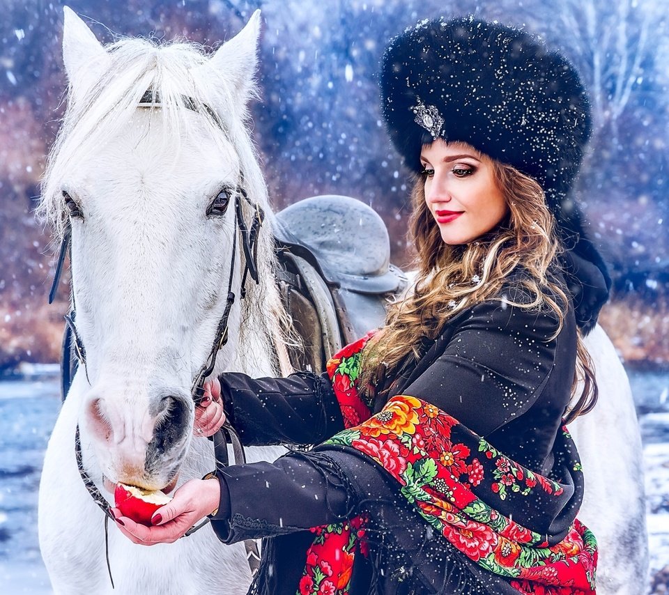 Обои лошадь, снег, девушка, шапка, яблоко, платок, horse, snow, girl, hat, apple, shawl разрешение 1920x1246 Загрузить