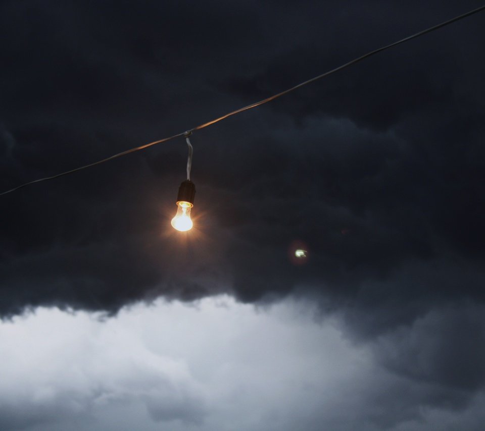 Обои тучи, лампочка, провод, clouds, light bulb, wire разрешение 2560x1600 Загрузить