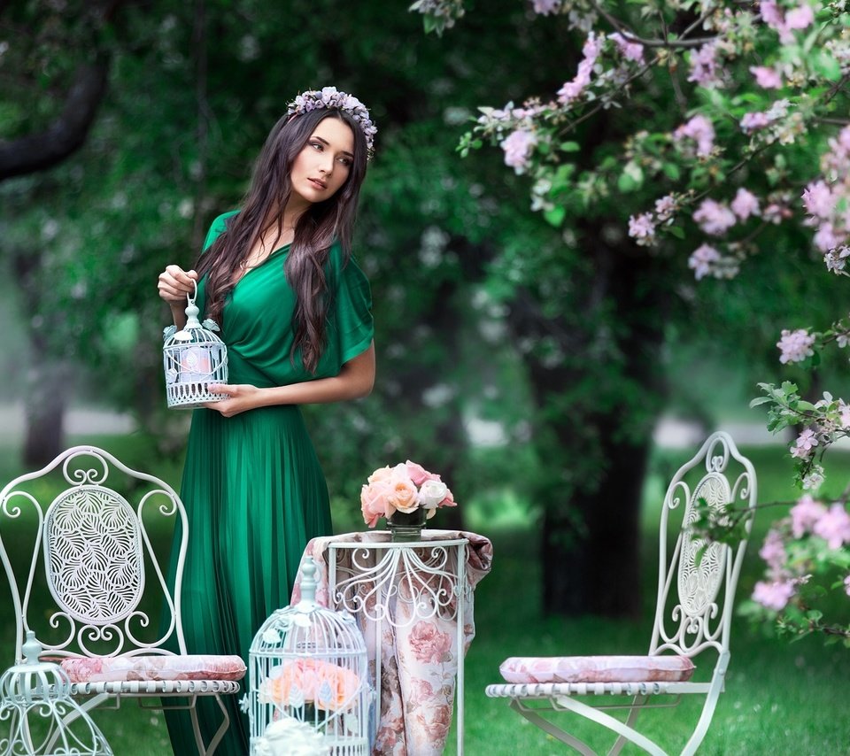 Обои деревья, платье, брюнетка, весна, венок, стулья, trees, dress, brunette, spring, wreath, chairs разрешение 1920x1215 Загрузить