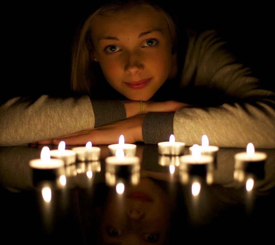 Обои свет, свечи, девушка, отражение, взгляд, свеча, легкие, light, candles, girl, reflection, look, candle разрешение 2560x1600 Загрузить