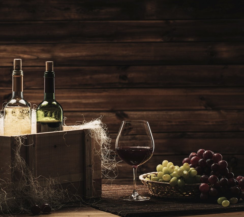 Обои виноград, бокал, вино, бутылки, ящик, пробки, grapes, glass, wine, bottle, box, tube разрешение 2880x2326 Загрузить