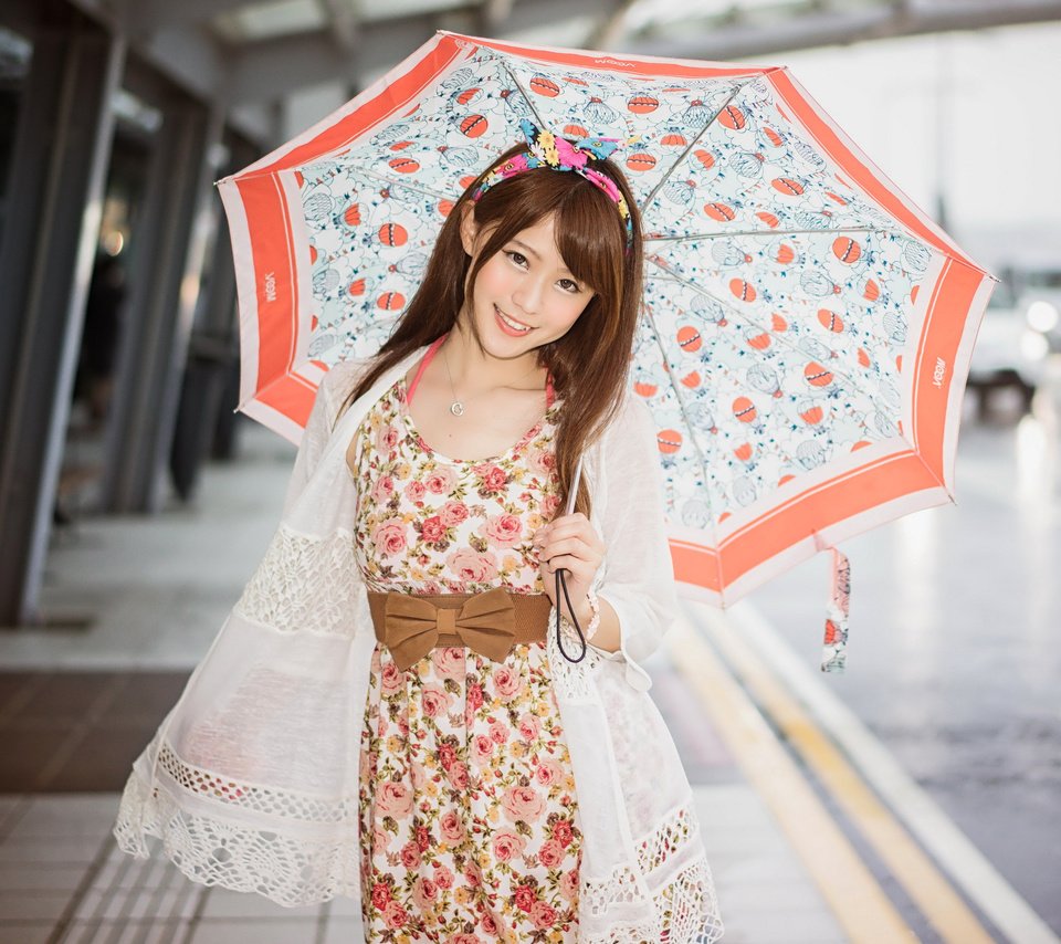 Обои дорога, девушка, платье, улыбка, дождь, зонт, азиатка, автодорога, азиат, road, girl, dress, smile, rain, umbrella, asian разрешение 2560x1600 Загрузить