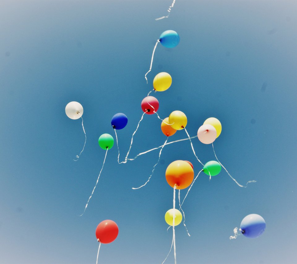 Обои шары, праздник, окрас, неба, воздушные шарики, аир, colorfull, выпускной, ballons, balls, holiday, color, sky, balloons, air, prom разрешение 2451x1631 Загрузить