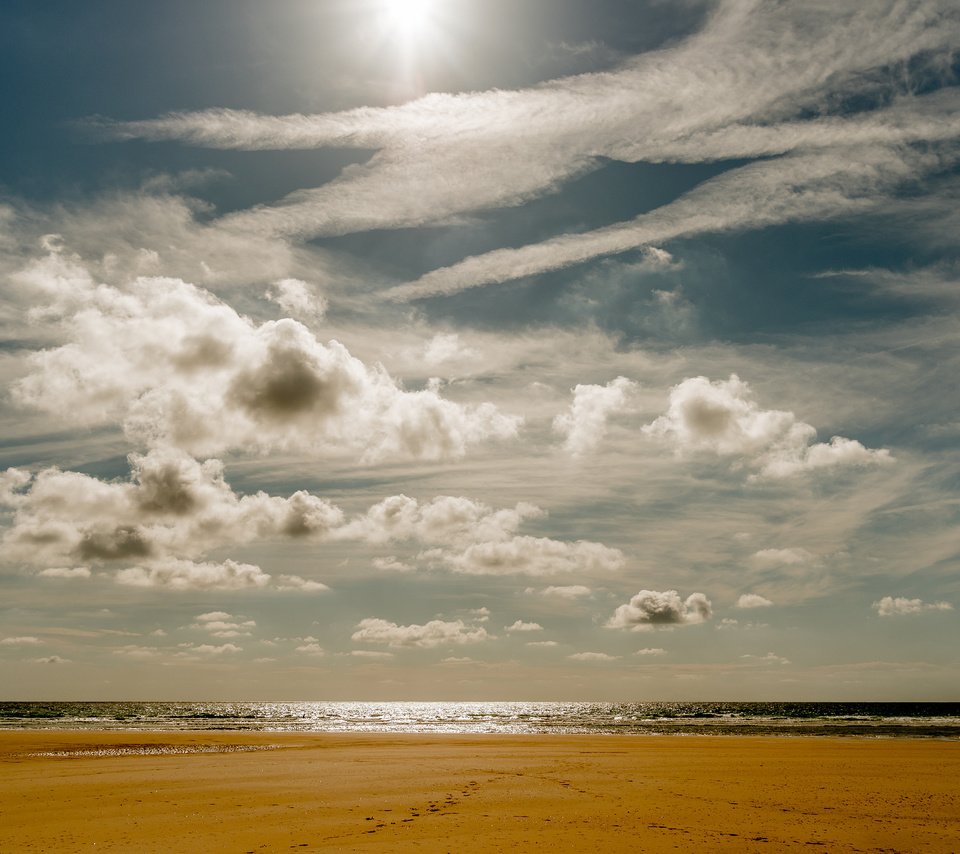Обои небо, облака, солнце, море, пляж, горизонт, the sky, clouds, the sun, sea, beach, horizon разрешение 2048x1367 Загрузить