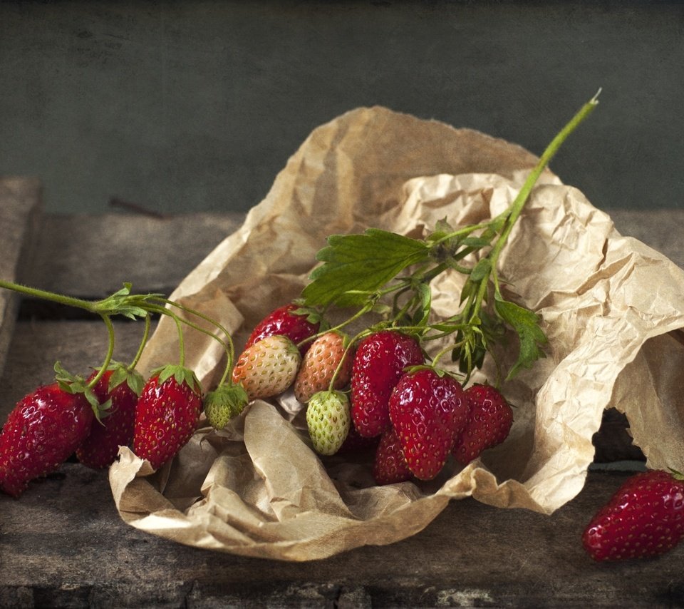 Обои клубника, бумага, ягоды, strawberry, paper, berries разрешение 2000x1298 Загрузить