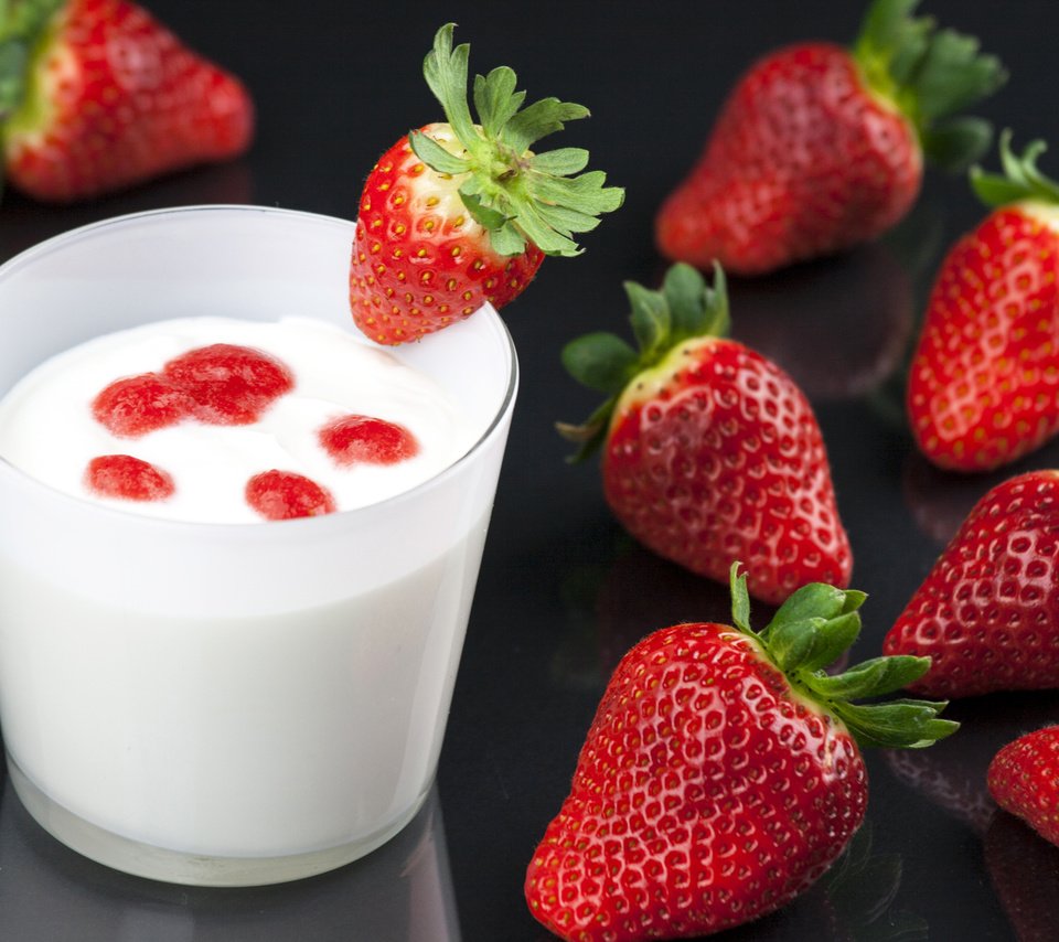 Обои клубника, ягоды, берри, молоко, йогурт, молока, strawberry, berries, berry, milk, yogurt разрешение 3888x2592 Загрузить