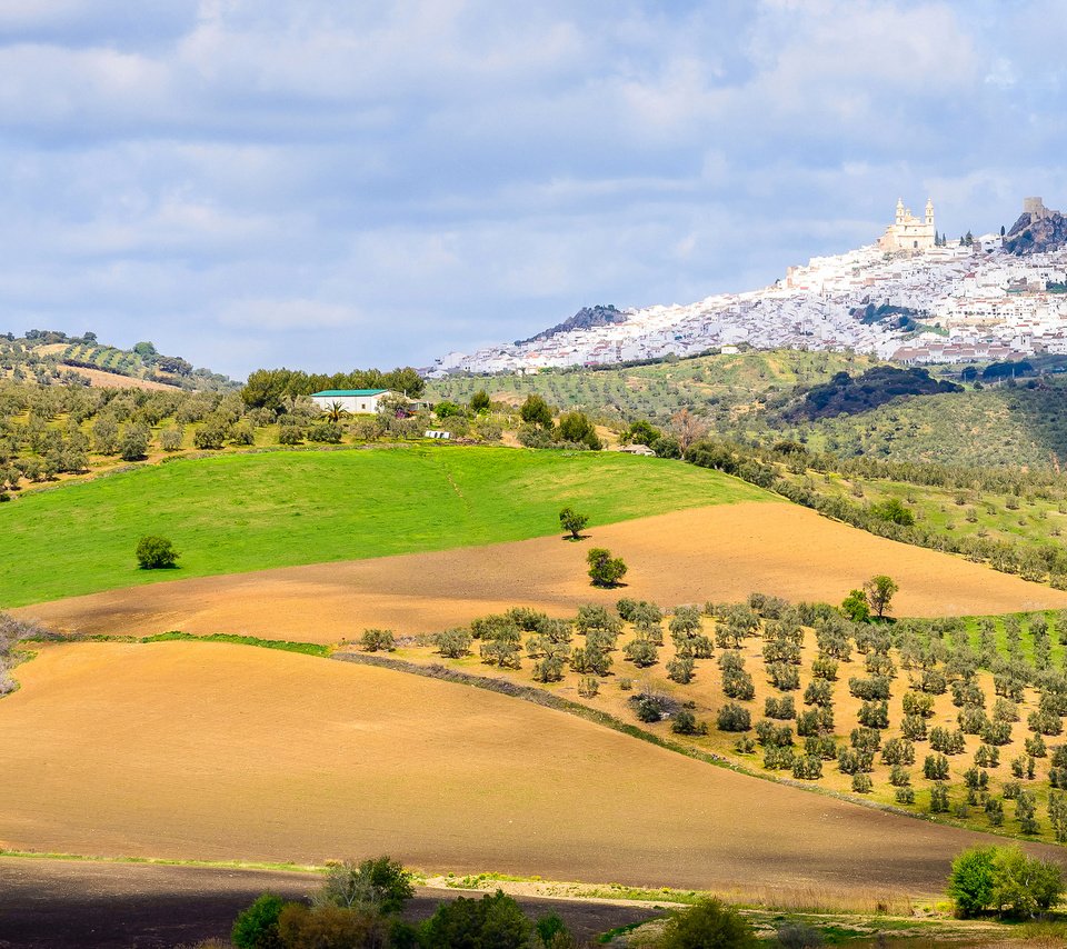 Обои небо, холмы, поля, город, испания, the sky, hills, field, the city, spain разрешение 2048x1280 Загрузить