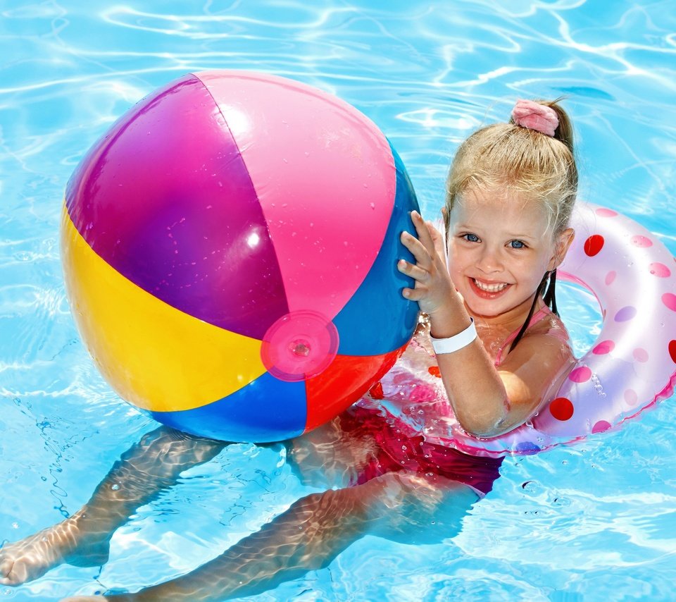 Обои улыбка, лето, девочка, бассейн, ребенок, мяч, smile, summer, girl, pool, child, the ball разрешение 2880x2102 Загрузить