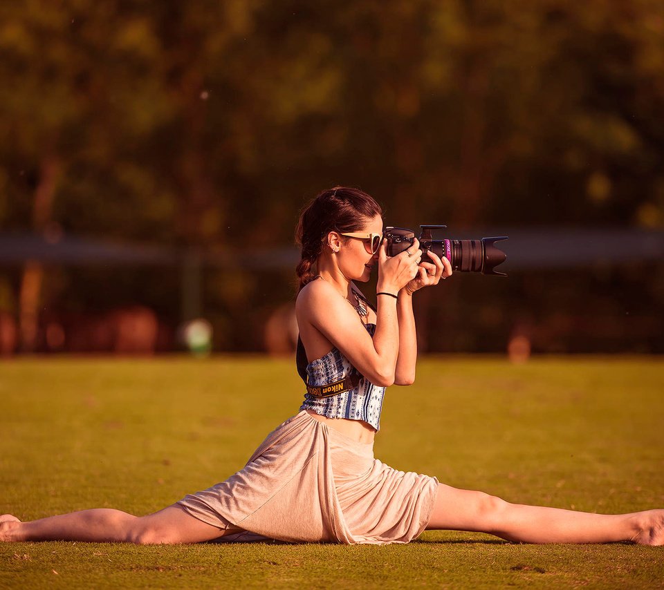 Обои девушка, очки, фотограф, камера, шпагат, girl, glasses, photographer, camera, twine разрешение 2000x1335 Загрузить