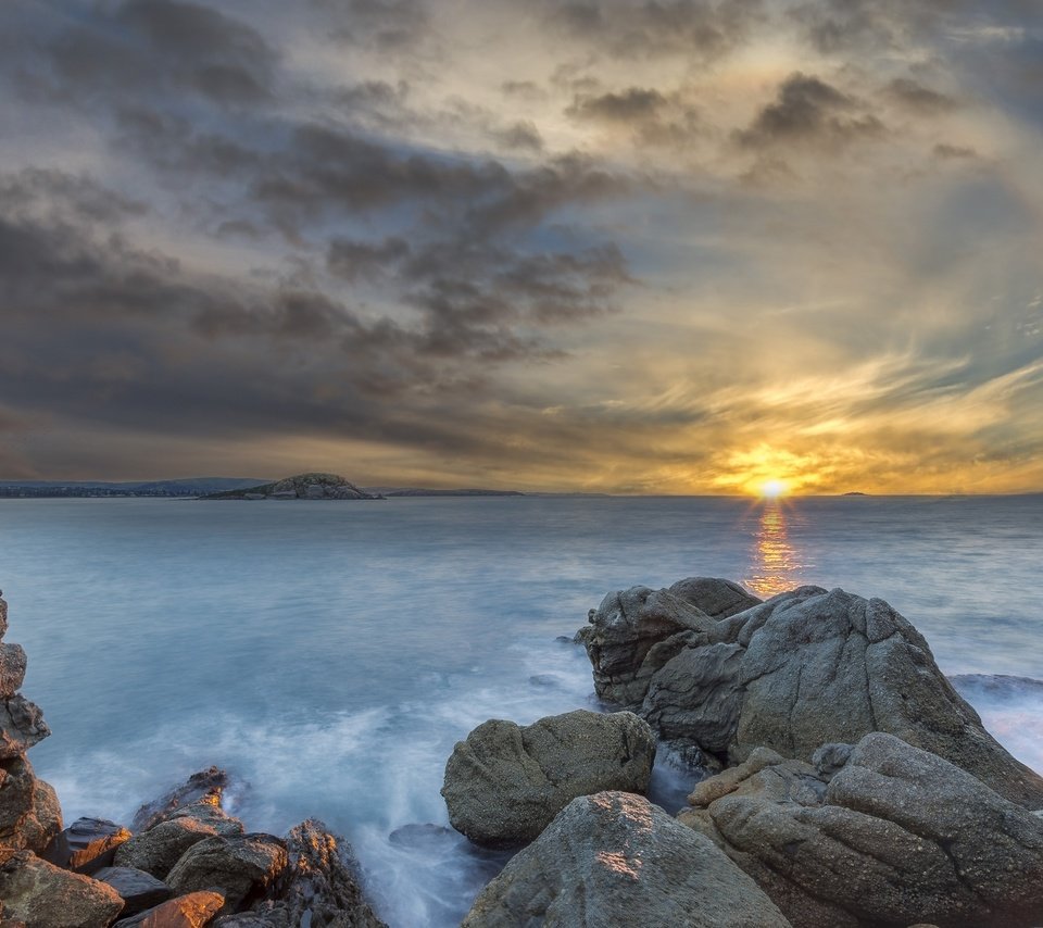 Обои небо, облака, вода, скалы, восход, солнце, отражение, море, the sky, clouds, water, rocks, sunrise, the sun, reflection, sea разрешение 2048x1253 Загрузить