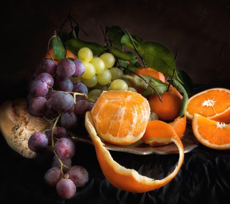 Обои листья, виноград, фрукты, черный фон, апельсин, натюрморт, leaves, grapes, fruit, black background, orange, still life разрешение 2200x1402 Загрузить