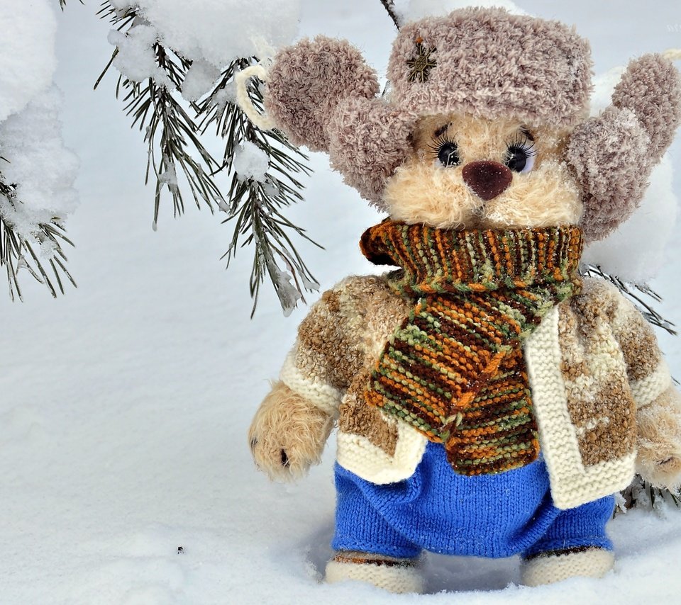 Обои снег, зима, игрушка, шапка, шарф, мягкая игрушка, snow, winter, toy, hat, scarf, soft toy разрешение 2400x1594 Загрузить