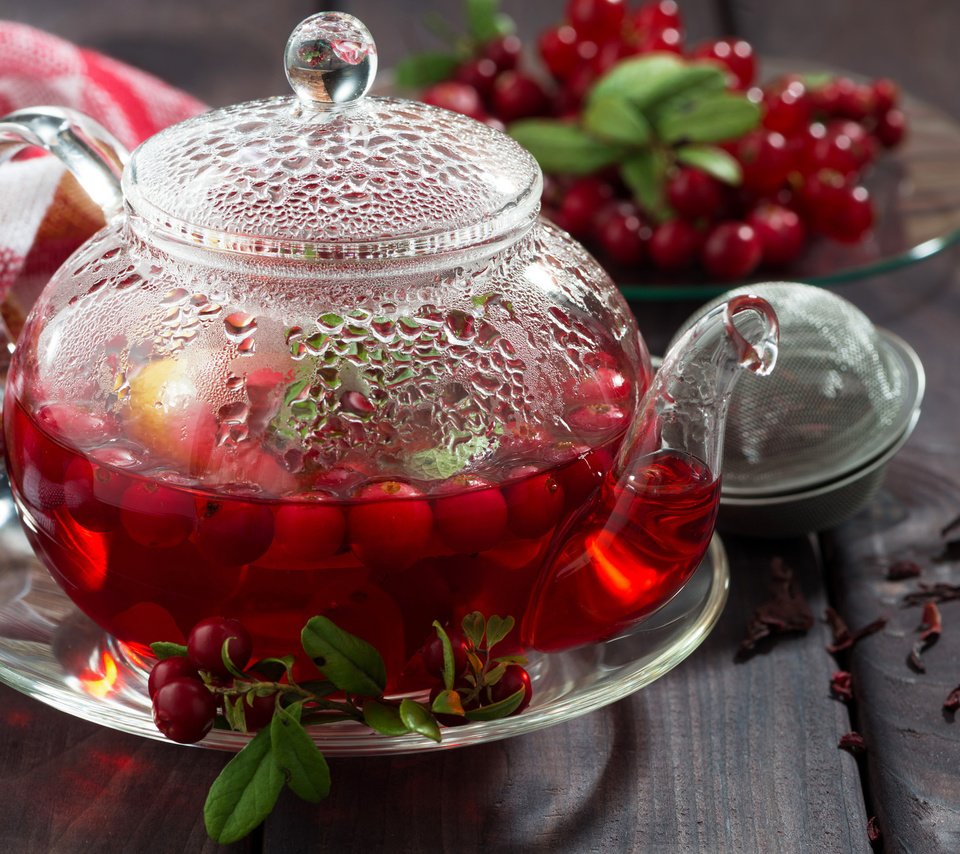 Обои напиток, ягоды, чай, заварник, брусника, drink, berries, tea, teapot, cranberries разрешение 2048x1367 Загрузить